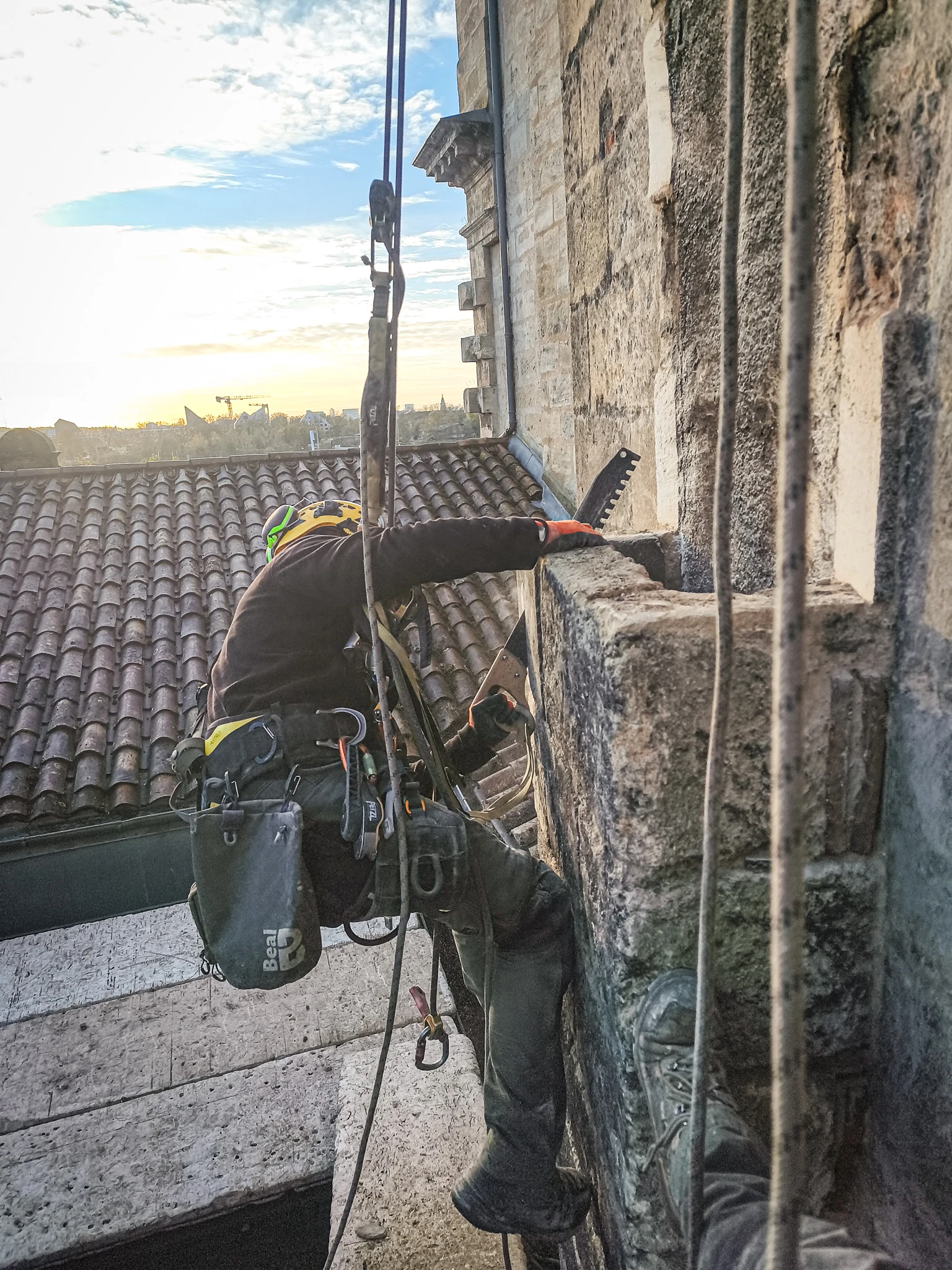 Intervention de cordistes MS Access pour déconstruire sans casser chez SB GESTION à Bordeaux (bâtiment) – 3